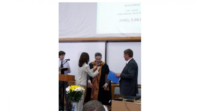 Бертрана Мейера награждают званием  «Почетный доктор Университета ИТМО». Источник: is.ifmo.ru 