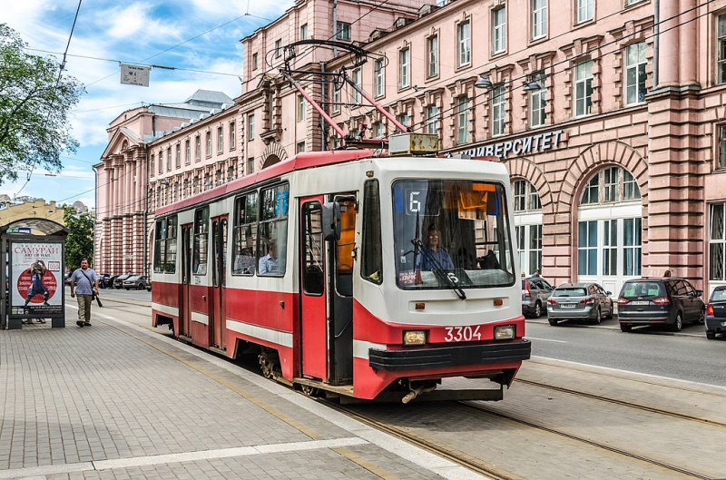 An older tram passes ITMO's main building. Credit: Alex 'Florstein' Fedorov / Wikimedia Commons / CC BY 4.0 (https://w.wiki/5QHZ)