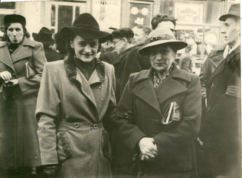 Magda Andreeva (on the right) on the May Day demonstration, the 1950s. Photo courtesy of ITMO Historical Museum