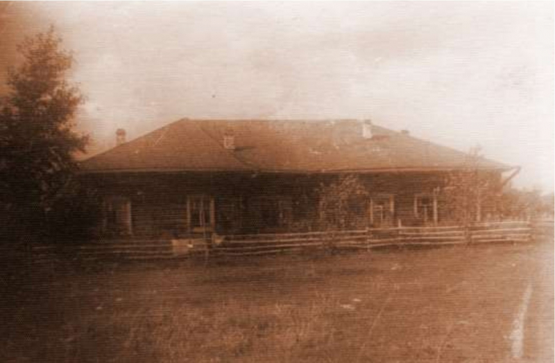 Деревянное здание ЛИТМО в Черепаново, 1942 г. Фото из книги 