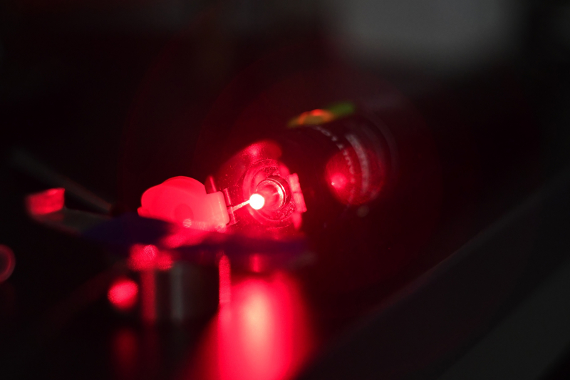Laboratory of Assembly and Alignment of Light-Guided Photonic Devices. Photo courtesy of the school
