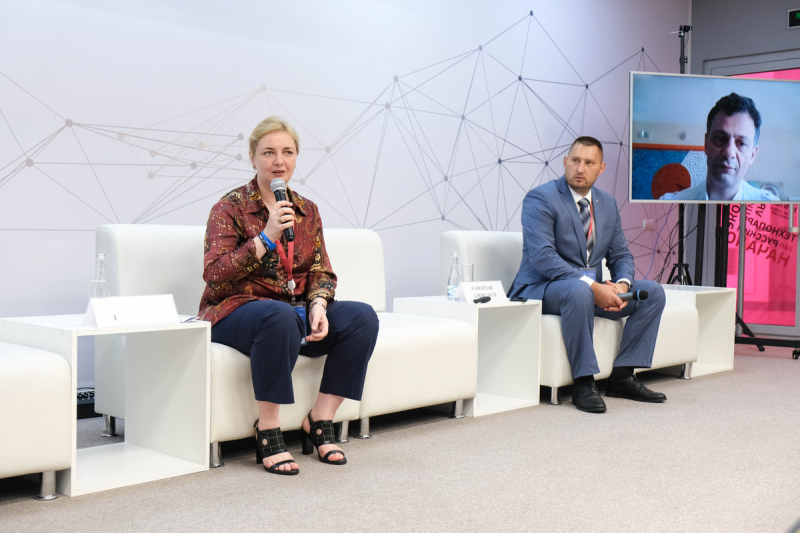 Ekaterina Skorb, Alexander Samardak, and Artem Oganov (via videoconferencing) at the Eastern Economic Forum. Photo by Lidia Rozumets, Megabyte Media
