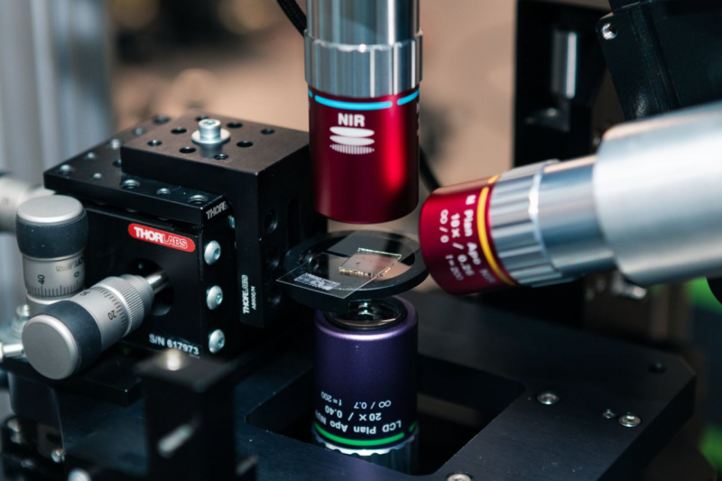 Нанофотоника изучает то, как свет взаимодействует с нанообъектами и метаповерхностями. Фото: Дмитрий Григорьев / ITMO.NEWS
