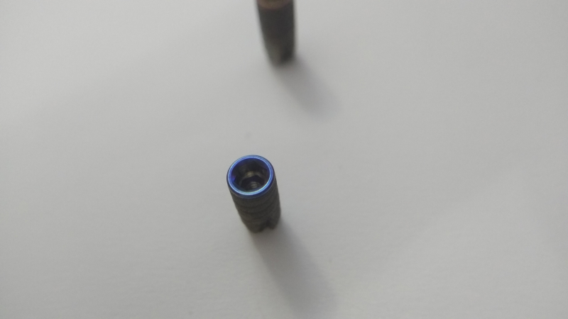Laboratory prototypes of implants with a blue antibacterial coating. Photo courtesy of the International Research Laboratory for Micro- and Nanotechnology Lasers
