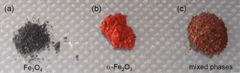 Цветовое проявление разных фаз оксида железа, полученных в ходе исследования: (а) чистый магнетит; (b) чистый гематит; (c) смесь фаз магнетита (Fe3O4) и гематита (Fe2O3). Иллюстрация предоставлена Марией Михайловой

