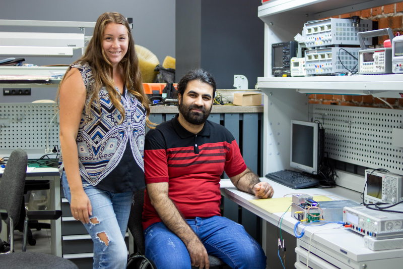 Researchers Polina Kapitanova and Esmaeel Zanganeh. Photo courtesy of the Faculty of Physics
