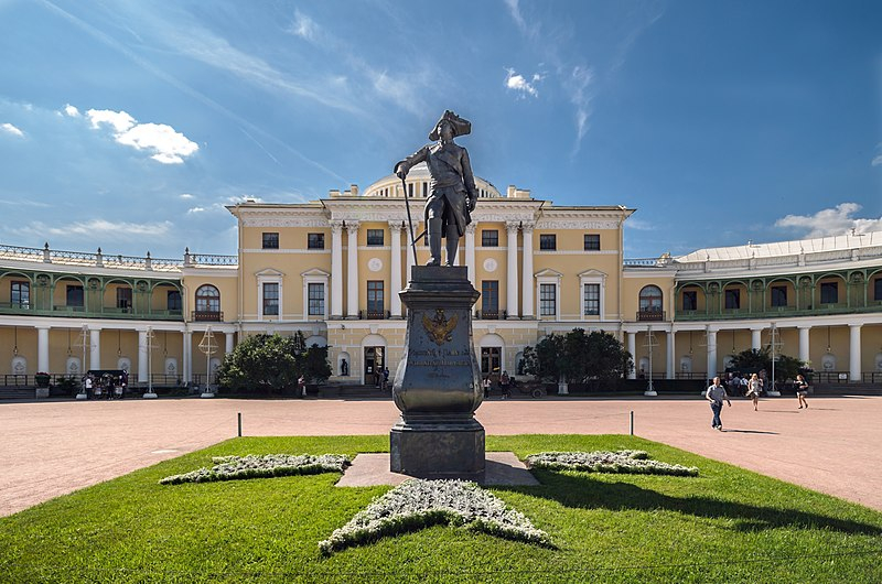 The monument to Paul I in front of the Pavlovsk Palace. Credit: Florstein // CC-BY-SA-4.0 // Wikimedia Commons
