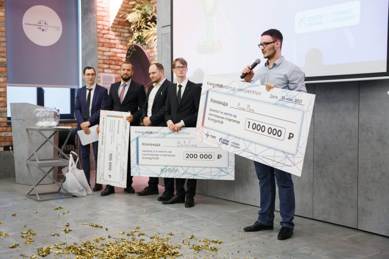 Alexey Kryzhanovsky (right), a co-founder of the Powerplace startup, and other winners of the first season of EnergyHUB. Credit: spbenergy.club/energylab
