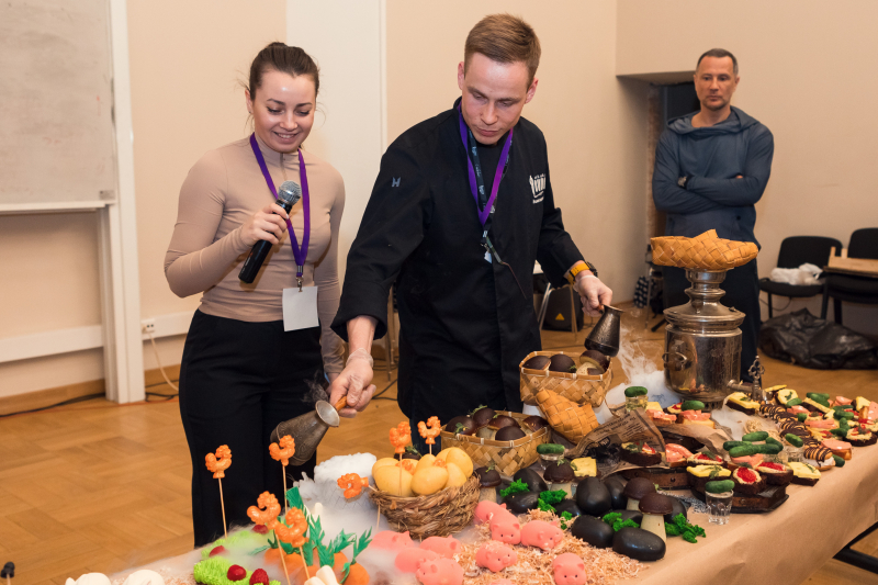 At the end of the meeting, The Buddy Cafe’s team presented a farming-themed unusual dessert show. For example, you could see cheesecake bunnies with blackberry-mousse carrots placed on chocolate soil and beer-dough hay, as well as tomato jam and sausages made of condensed milk and marshmallow. Photo by Dmirtry Grigoryev, ITMO.NEWS

