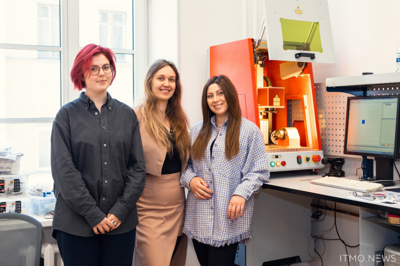 The research team (from left to right): Anastasiia Zavyalova, a first-year Bachelor’s student at ITMO’s Faculty of Nanoelectronics, Galina Odintsova, and Ekaterina Zernitskaya. Photo by Dmitry Grigoryev / ITMO.NEWS
