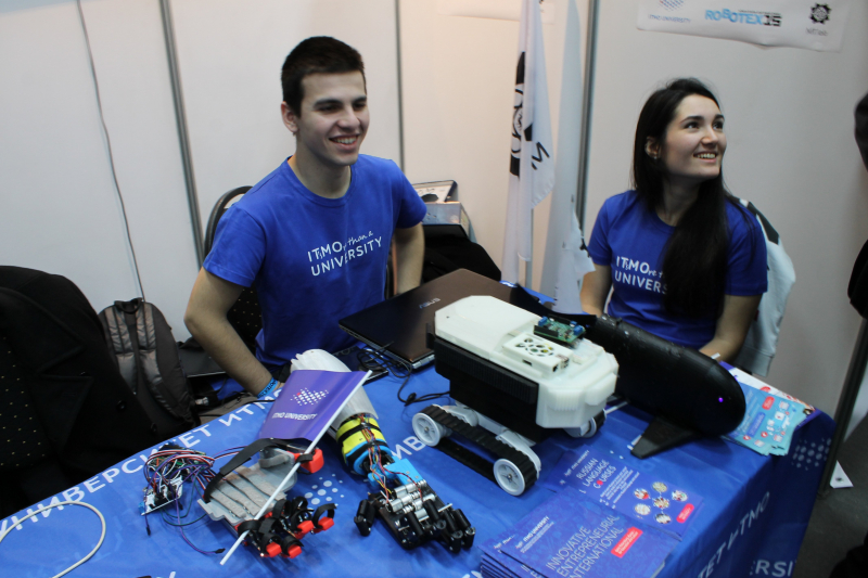 Презентация робота-рыбы на научно-техническом конкурсе для молодых робототехников Robotex. Фото предоставлено факультетом систем управления и робототехники

