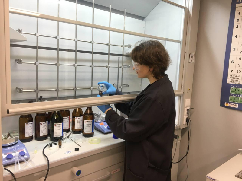 Preparation for solvothermal analysis conducted at the chemistry lab of ITMO’s School of Physics and Engineering. Photo courtesy of Irina Koryakina
