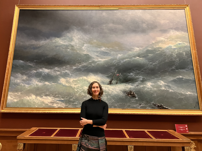 Aleksandra Smolyanskaya in front of Ivan Aivazovsky's Wave. Photo by Ivan Andreev
