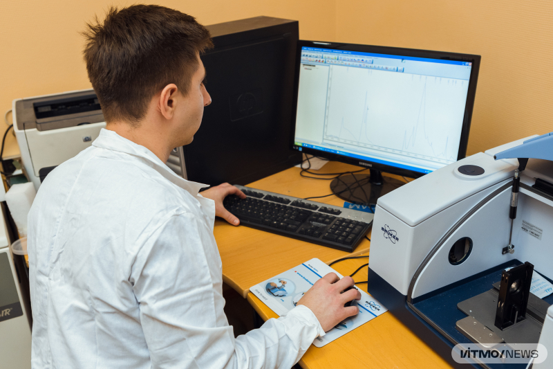 Decoding the infrared spectra with the OPUS (Bruker) software. Photo by Dmitry Grigoryev, ITMO.NEWS
