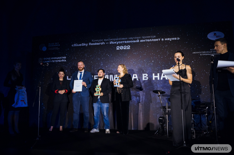 Evgeny Smirnov, Timur Aliev, and Ekaterina Skorb at the award ceremony. Photo by Dmitry Grigoryev, ITMO.NEWS
