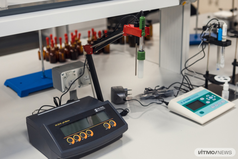 A pH meter used to measure solutions' acidity. Photo by Dmitry Grigoryev, ITMO.NEWS
