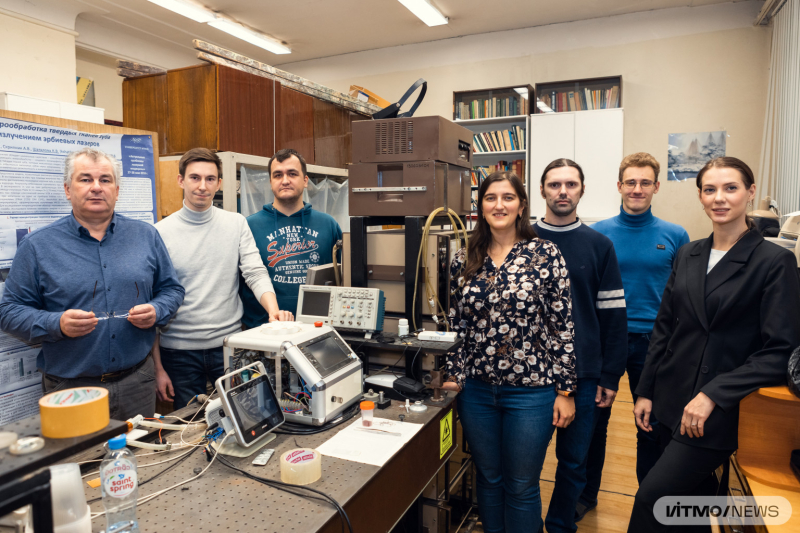 Yulia Fyodorova with the team of the Laboratory of Biomedical Laser Technologies. Photo by Dmitry Grigoryev / ITMO.NEWS
