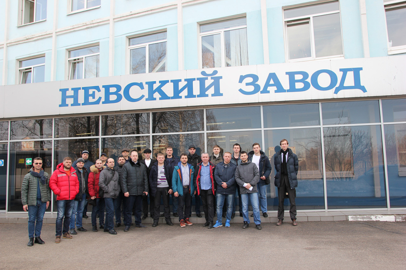 Yury Kozhukhov and Sergey Kartashov with their students from leading Russian energy companies after a professional development course. Photo courtesy of the subjects
