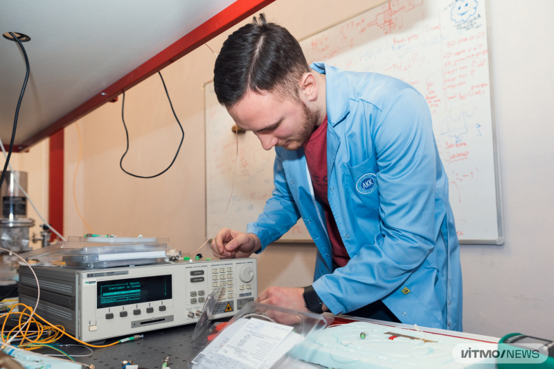 An ITMO student with a quantum communications system. Photo by Dmitry Grigoryev, ITMO.NEWS
