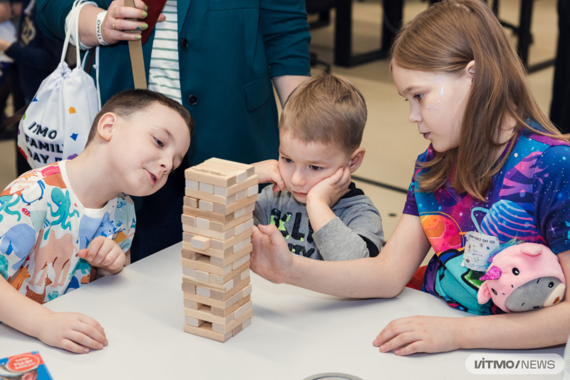 Дети строят башню в настольной игре «Дженга» на ITMO Family day mini. Фото: Дмитрий Григорьев / ITMO.NEWS
