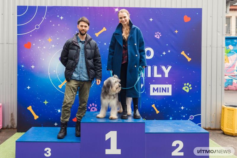 Maria and Alexander Dedovets with their dog Willie. Photo by Dmitry Grigoryev / ITMO.NEWS

