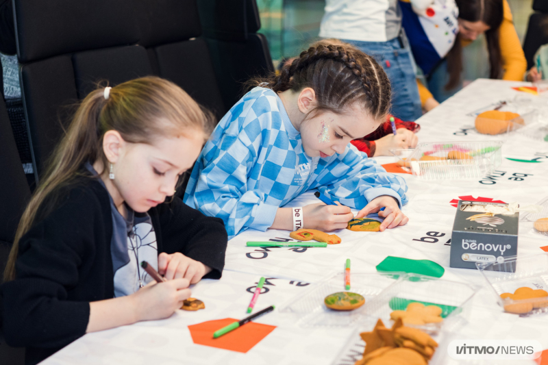 A cookie painting workshop. Photo by Dmitry Grigoryev / ITMO.NEWS
