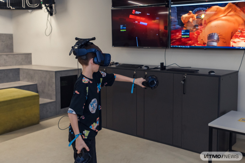 A boy playing a VR game at ITMO Family Day Mini. Photo by Dmitry Grigoryev / ITMO.NEWS
