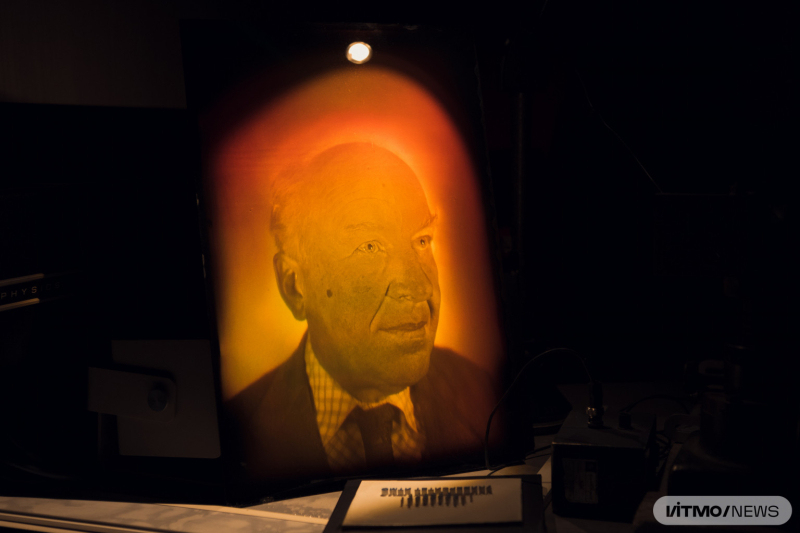 Holographic portrait of Yuri Denisyuk, one of the founders of holography. Photo by Dmitry Grigoryev / ITMO.NEWS
