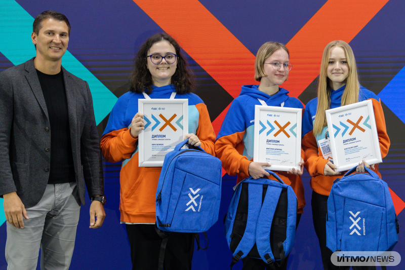 Kira Velieva, Viktoriya Shpirova, and Anastasiya Savich, winners of the team competition in the Petroleum Chemistry track, with Gazprom Neft director for technological development Alexey Vashkevich
