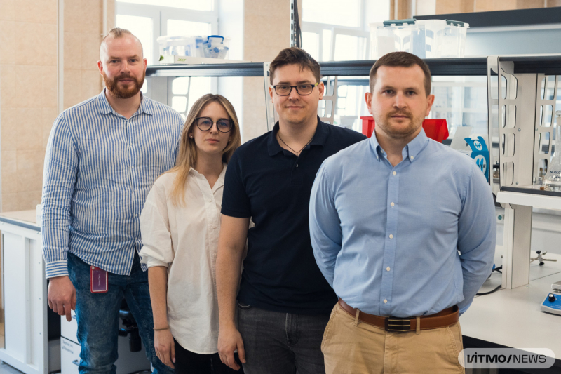 The developers of an automatic microcoulometric analyzer to identify the content of chloroorganic compounds in oil. Photo by Dmitry Grigoryev / ITMO.NEWS
