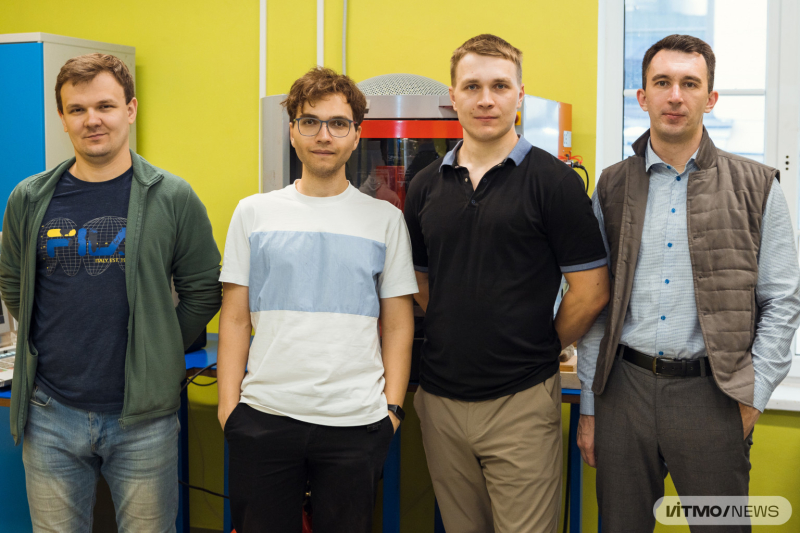 The research team developing a robotic crane. Photo by Dmitry Grigoryev / ITMO.NEWS
