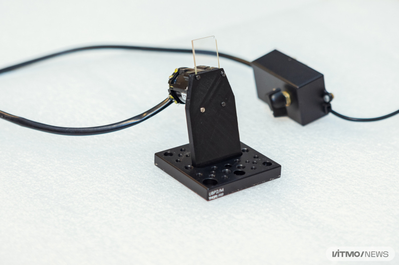 A mock-up model of an AR device that utilizes the combiner. The combiner consists of a slab, which serves as a waveguide, and volume Bragg gratings, which create the image. Photo by Dmitry Grigoryev / ITMO.NEWS
