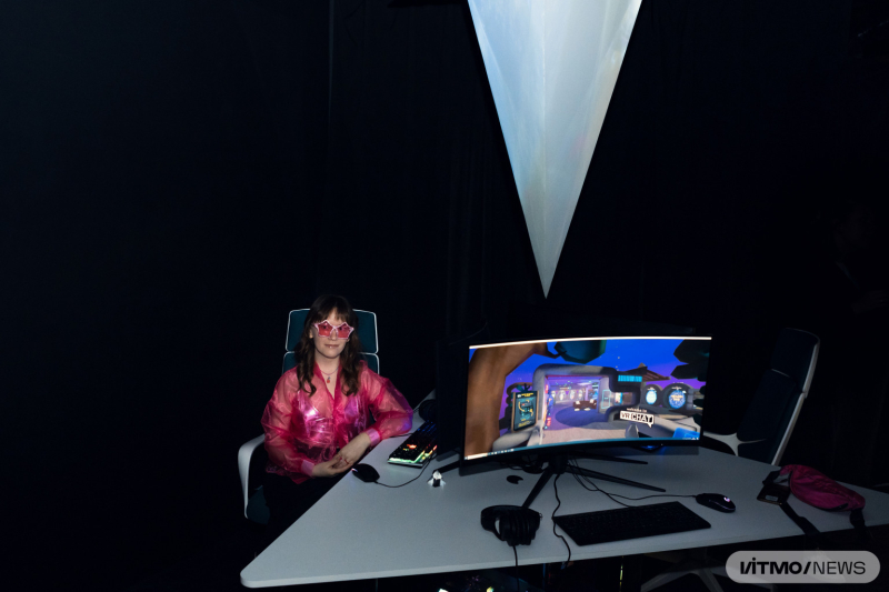Daria Ivans and her project On the Other Side of the Metaverse. Photo by Dmitry Grigoryev / ITMO.NEWS
