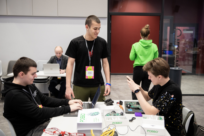 Daniil Sedov, Andrey Burnosov, and Mikhail Andreev (team MAD) at the final round of the National Technological Contest. Photo courtesy of the organizers
