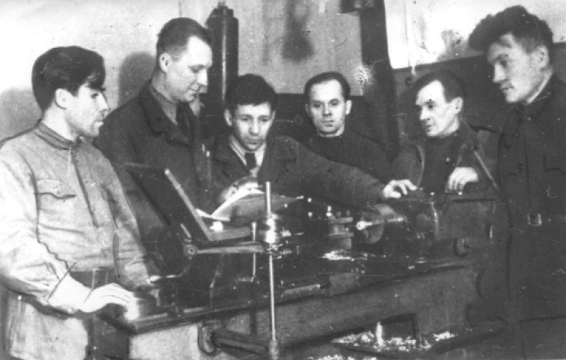 A meeting at an engineering workshop at LITMO during the Siege of Leningrad. Left: lathe operator K. Korovkin, next to him is the head of the machining department, Vasily Egorov. Photo courtesy of ITMO’s Historical Museum

