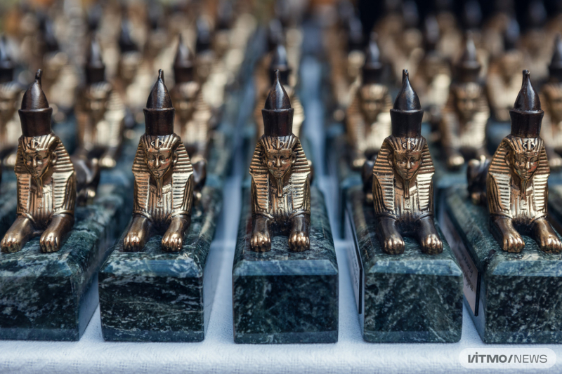 The bronze sphinx statuettes. Photo by Dmitry Grigoryev / ITMO.NEWS

