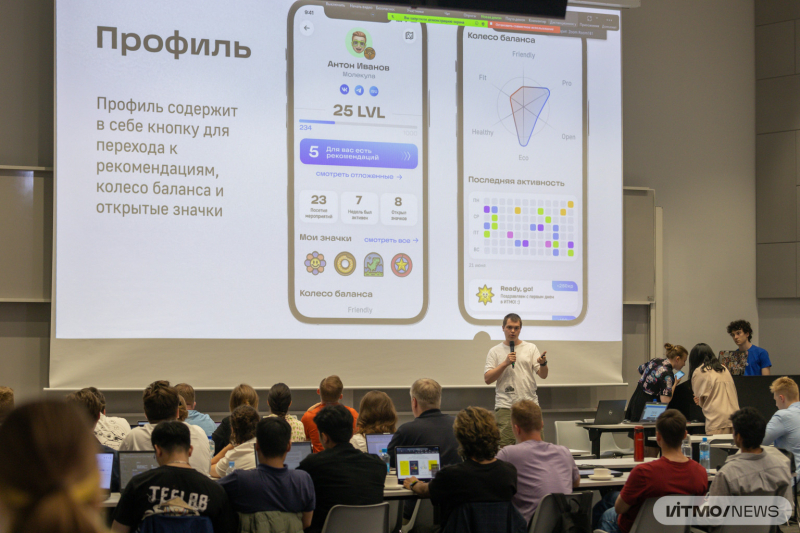 Grigory Simonov's talk at the hackathon. Photo by Dmitry Grigoryev / ITMO.NEWS
