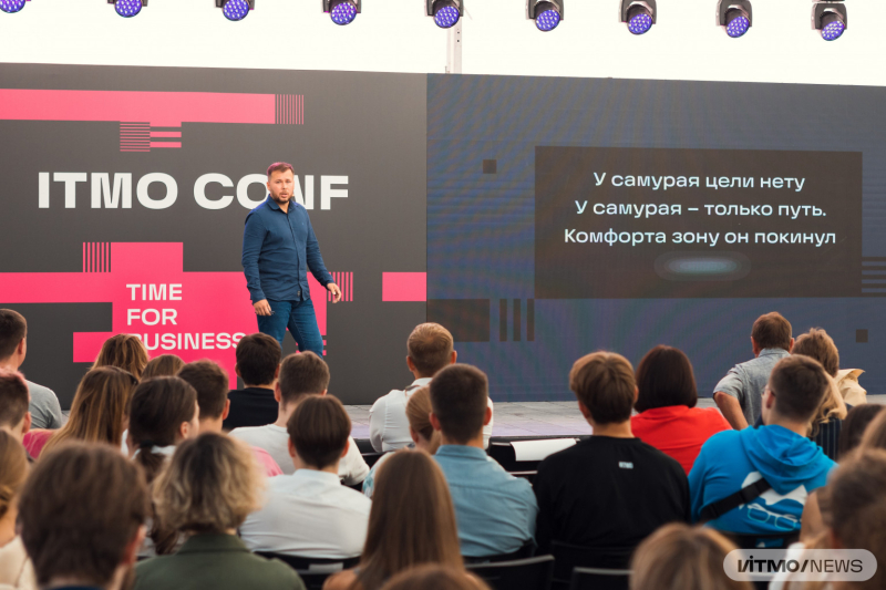 Anton Kuznetsov's talk at ITMO CONF 2023. Photo by Dmitry Grigoryev / ITMO.NEWS
