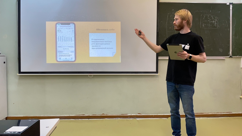 Dmitry presenting OpovestIItel. Photo courtesy of the subject
