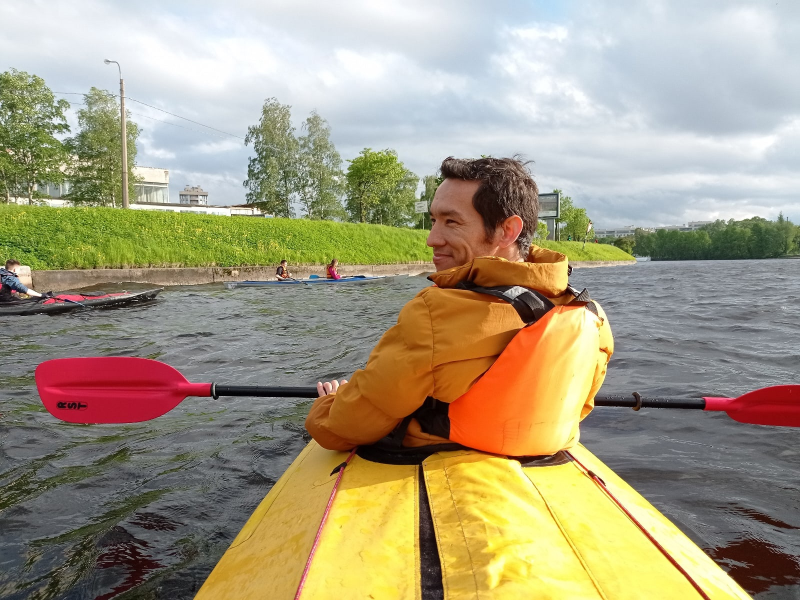 Hassan enjoys kayaking with his friends. Credit: ITMO.Water Way on VK
