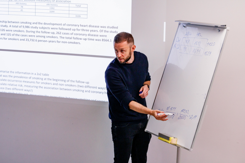 Антон Барчук проводит лекцию по эпидемиологии в ИТМО. Фото: Алина Мельникова
