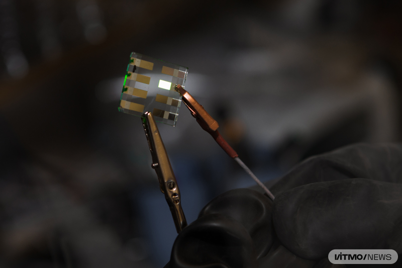 A prototype of a perovskite diode. Photo by Dmitry Grigoryev / ITMO.NEWS
