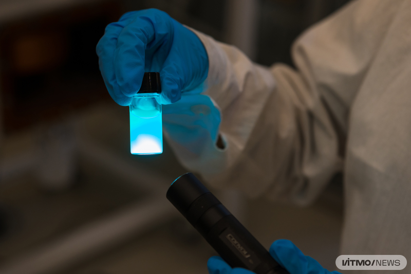 Раствор перовскитных нанокристаллов с добавлением кадмия, демонстрирующий излучение синим светом. Фото: Дмитрий Григорьев / ITMO.NEWS
