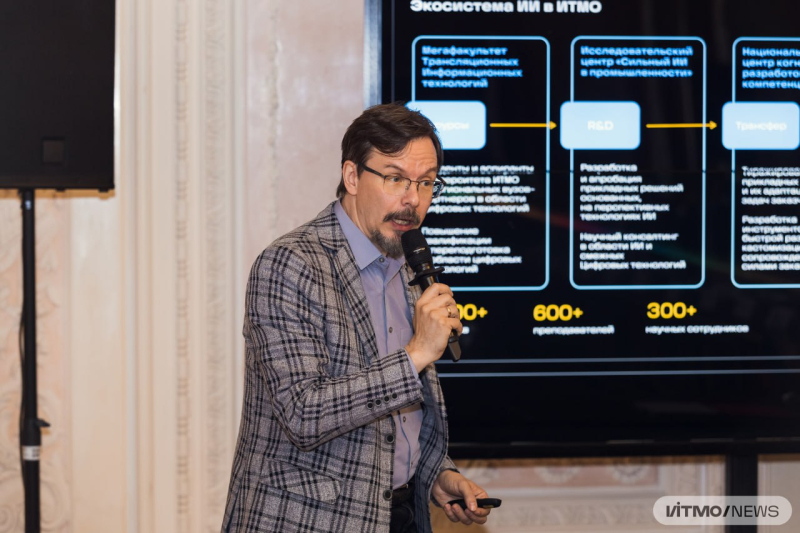 Prof. Boukhanovsky talking about ITMO's achievements in AI. Photo by Dmitry Grigoryev / ITMO.NEWS
