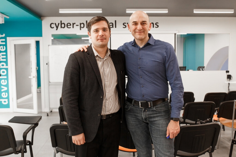 Sergey Kolyubin and Stefano Stramigioli.Photo by ITMO.NEWS 
