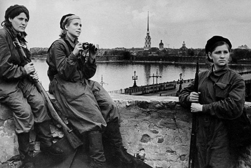 Anti-air lookouts on the roof of the Saint-Petersburg State University of Culture and Arts, 1943. Credit: istogram.info