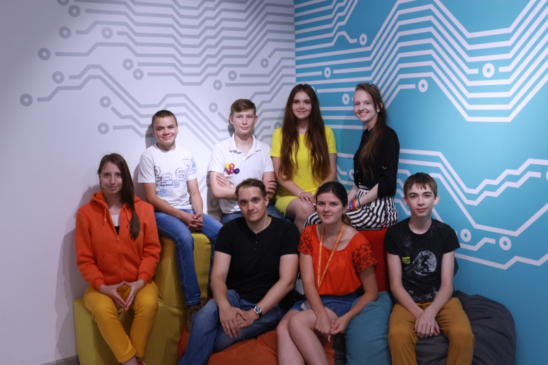Participants of the project on the creation of a focusing antenna lens with their ITMO mentor Mikhail Zhukov at the Sirius educational center