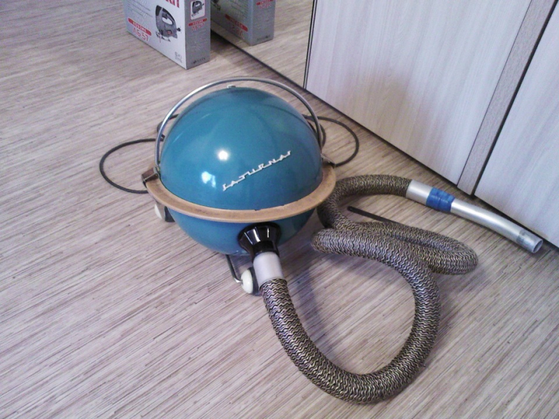 Saturn vacuum cleaner