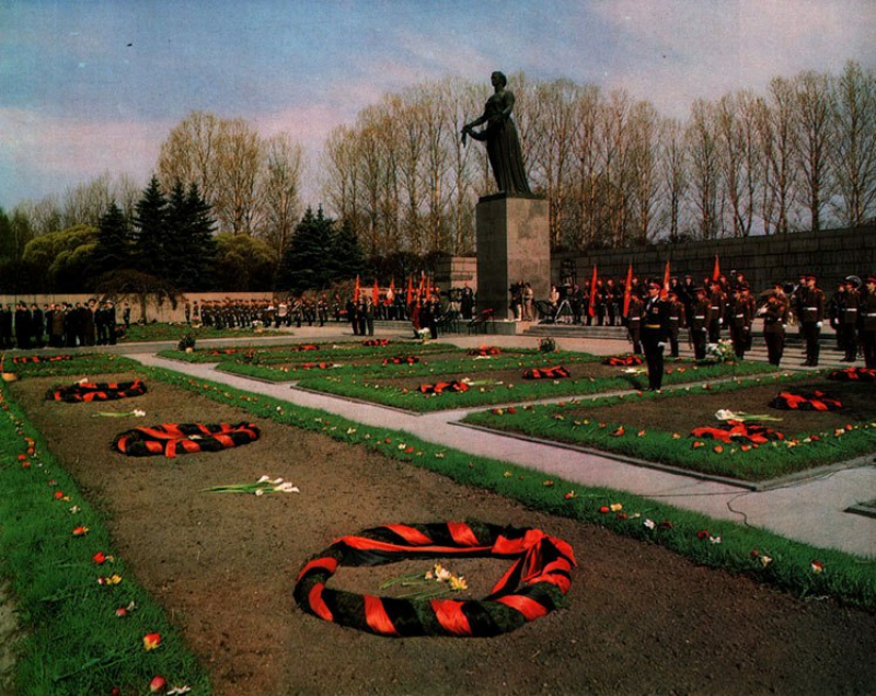 Opening of the Piskaryovsky Memorial Complex on May 9, 1960. Credit: vk.com/oldenspb