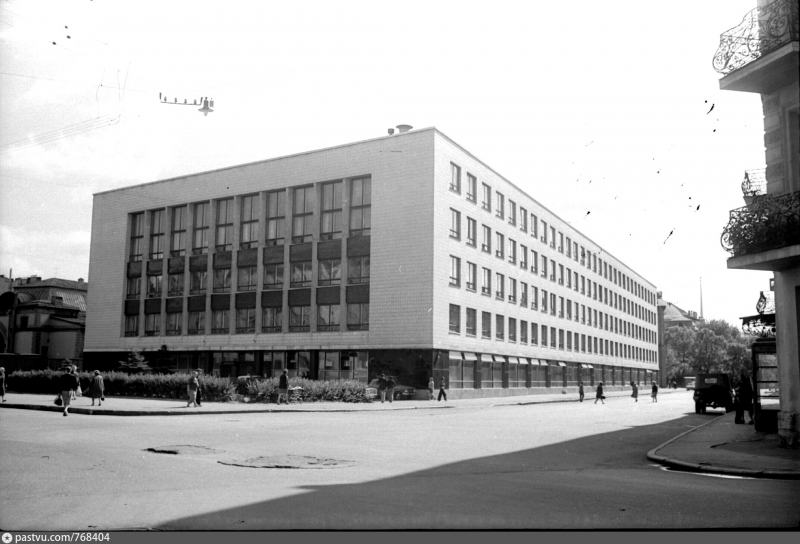 The complete building in 1976.
